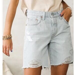 Women  Levi's 501 90's High Rise Denim Shorts in Light Wash Indigo Blue size 33
